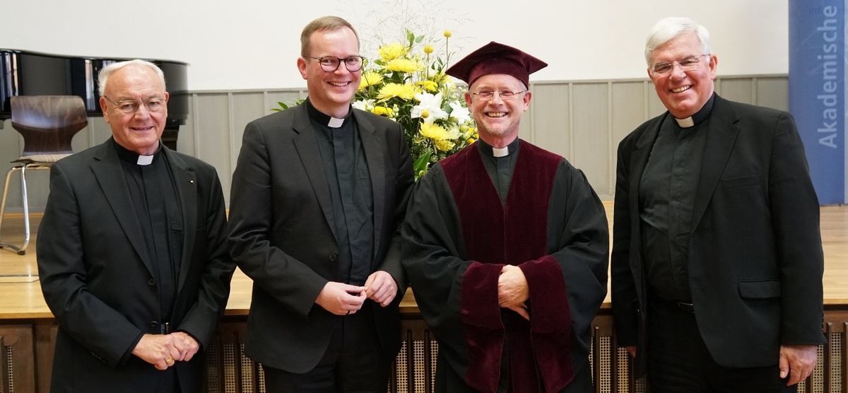 (v.l.n.r.) Bischof em. Algermissen, Dr. Gärtner, Prof. Schallenberg und Weihbischof Prof. Diez